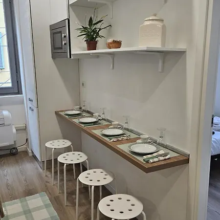 Elegant Two-Bedroom Apartment In The Heart Of Porta Romana, 2 Minutes From The Metro, With Easy Access To Qc Terme And The Duomo Apartment *