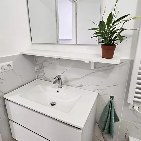 Elegant Two-Bedroom Apartment In The Heart Of Porta Romana, 2 Minutes From The Metro, With Easy Access To Qc Terme And The Duomo Apartment